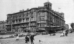 Queens-Hotel-with-the-Albertine-and-Skylark-Yachts-on-the-beach.-1903.